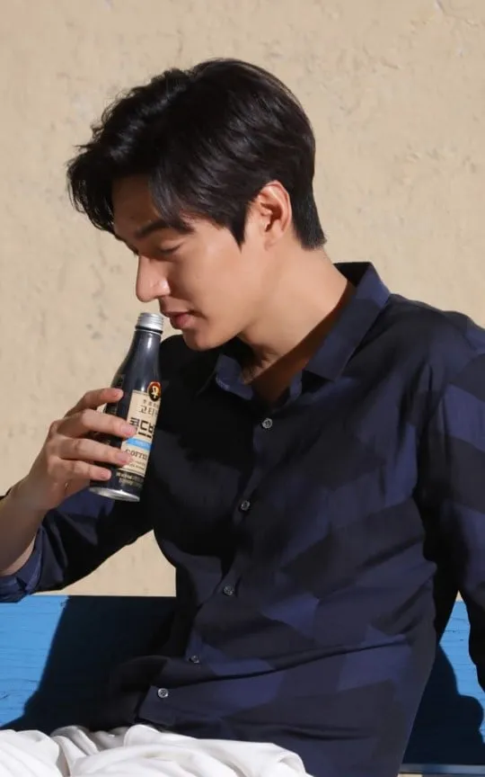 Behin the scene pemotretan iklan Lee Min Ho sebelum berangkat wajib militer. ©soompi.com