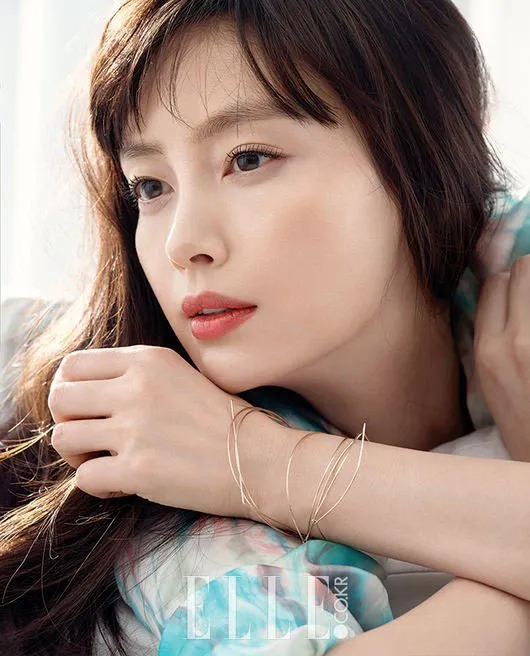 Lee Na Young tampil cantik di foto close up. ©Elle Magazine