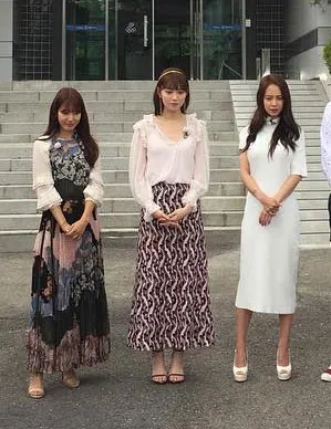 Lee Sung Kyung saat berdiri di antara Park Shin Hye dan Song Ji Hyo kala syuting Running Man. ©Instagram/sbs_runningman_sbs