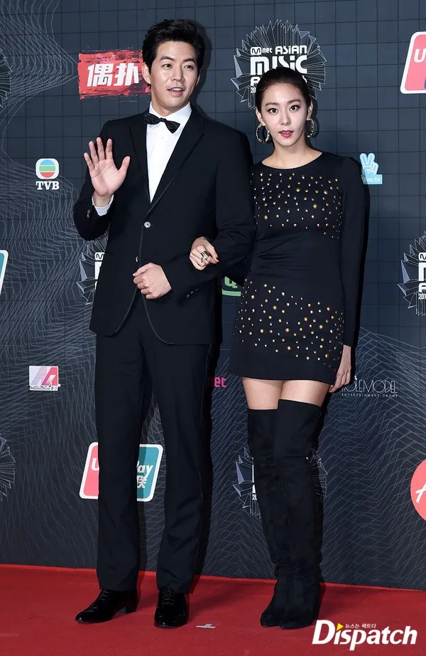 Lee Sang Yoon dan UEE saat bersama di red carpet MAMA 2015. ©disptach.co.kr