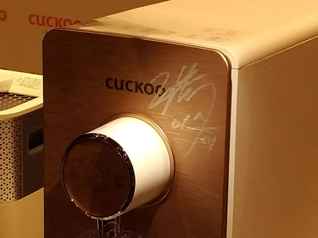 Lee Seung Gi menandatangani produk dari Cuckoo. © KapanLagi.com/Yunita Rachmawati