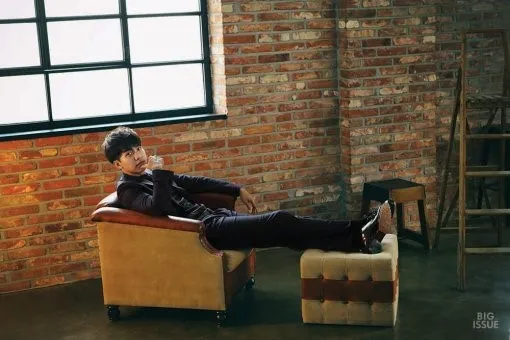 Lee Seung Gi saat melakukan wawancara dengan Bis Issu. @soompi.com