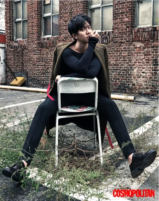Lee Seung Gi ternyata gemar banget nonton film. © Cosmopolitan Magazine
