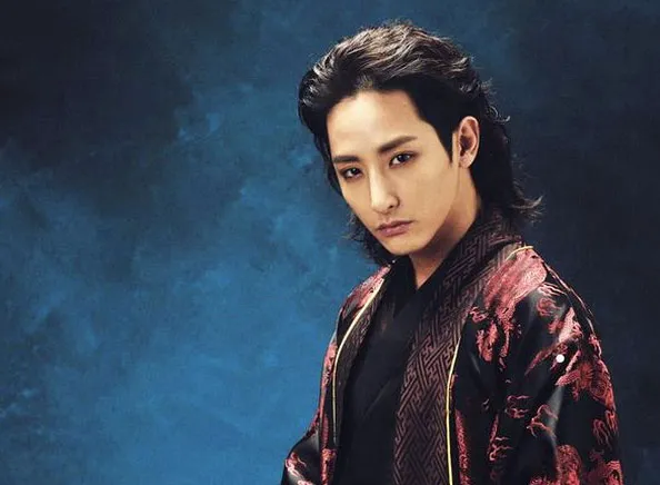 Lee Soo Hyuk jadi vampir di Scholar Who Walks the Night. ©soompi.com