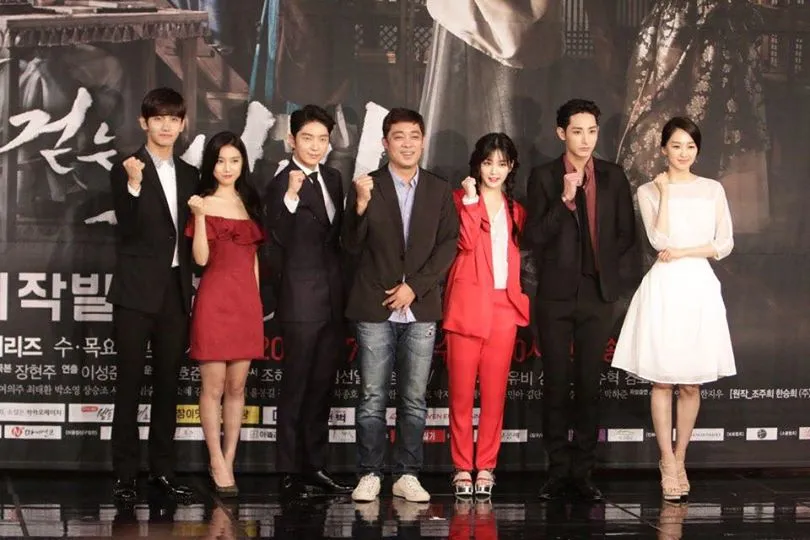 Momen konferensi pers drama Scholar Who Walks the Night. ©soompi.com