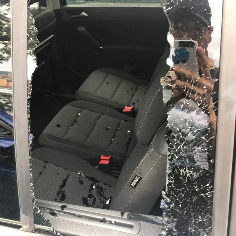 Mobil yang digunakan Lee Teuk saat berkunjung ke Swiss dirampok dan rusak parah, beruntung leader Suju ini dapat kembali ke Korea Selatan dengan selamat © Koreaboo