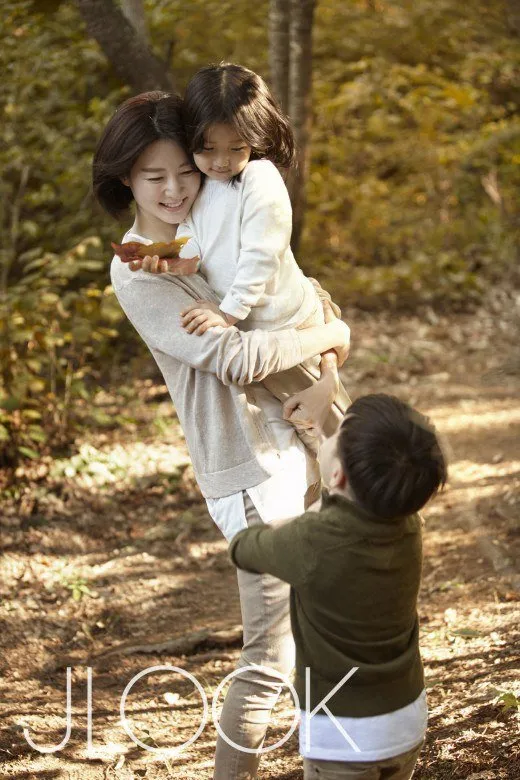 Lee Young Ae mengajak kedua anaknya bermain di luar rumah. © JLOOK