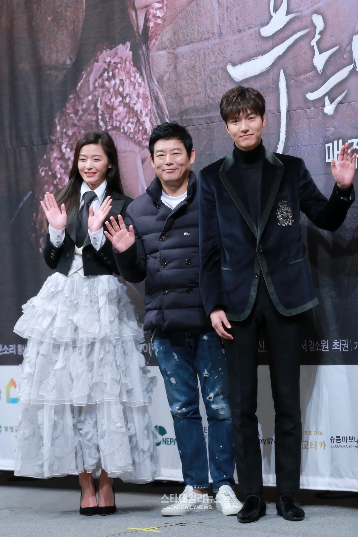 Fashion mewah Jun Ji Hyun dan Lee Min Ho dalam prescon The Legend of The Blue Sea. ©soompi.com