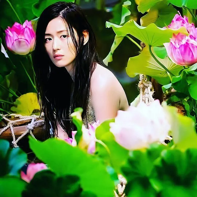 Jun Ji Hyun memerankan putri duyung terakhir yang ada di bumi dalam teaser terbaru The Legend of The Blue Sea. ©SBS