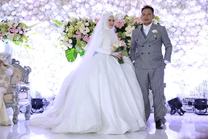 Saat pernikahan Angel Lelga dan Vicky Prasetyo © KapanLagi.com/Agus Apriyanto