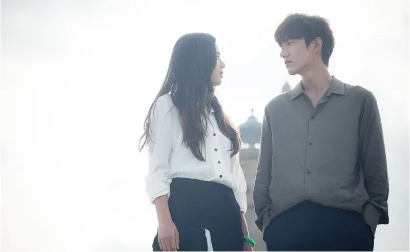 Tatapan manis Lee Min Ho dan Jun Ji Hyun bikin baper penggemar. ©soompi.com