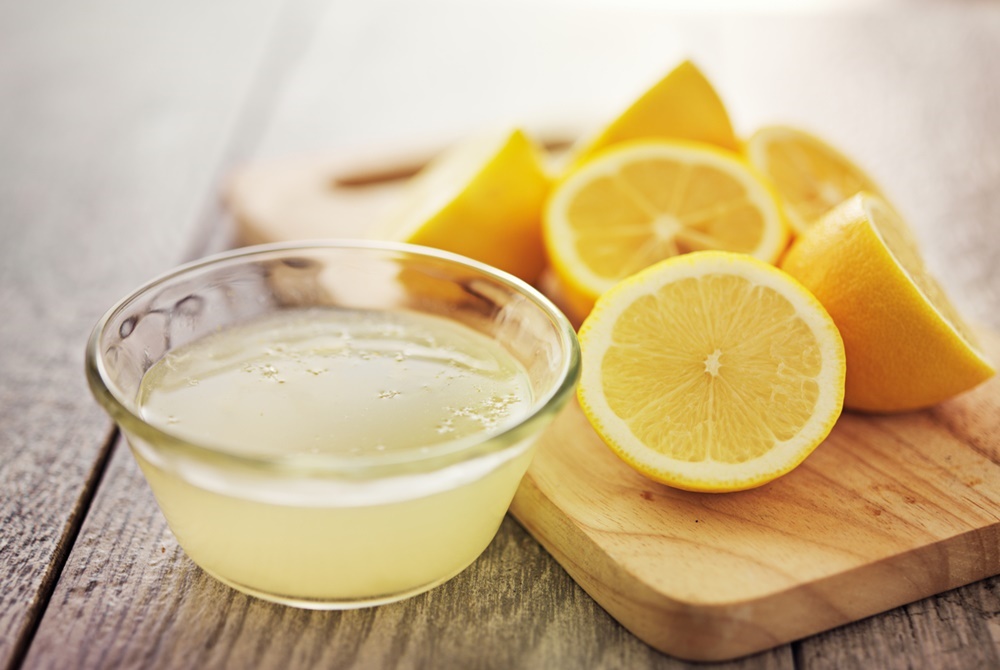 ilustrasi air perasan lemon (credit: shutterstock)