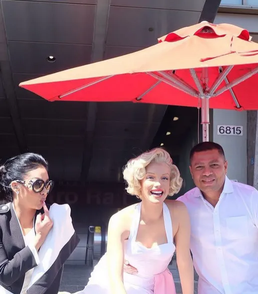 Raul Lemos berpose di samping patung