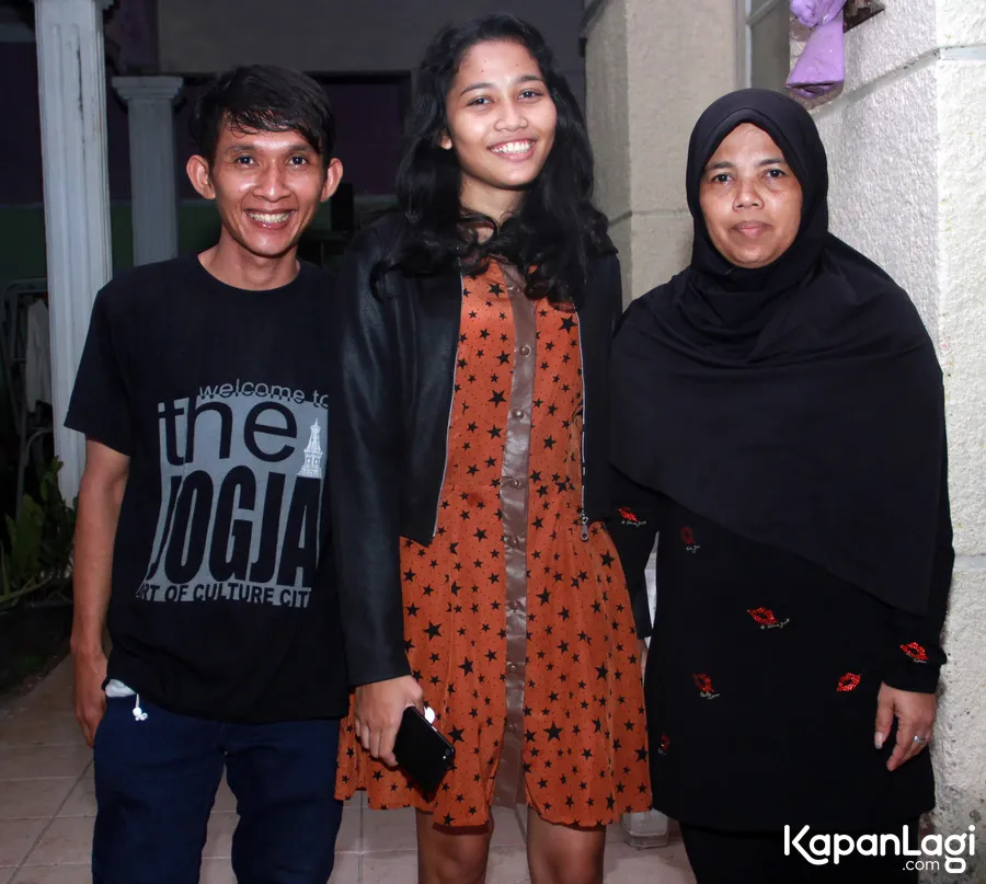 Kiki (kiri) dan Leni (kanan), orang-orang terdekat Evelyn di Indonesia/©KapanLagi.com®/M. Akrom Sukarya