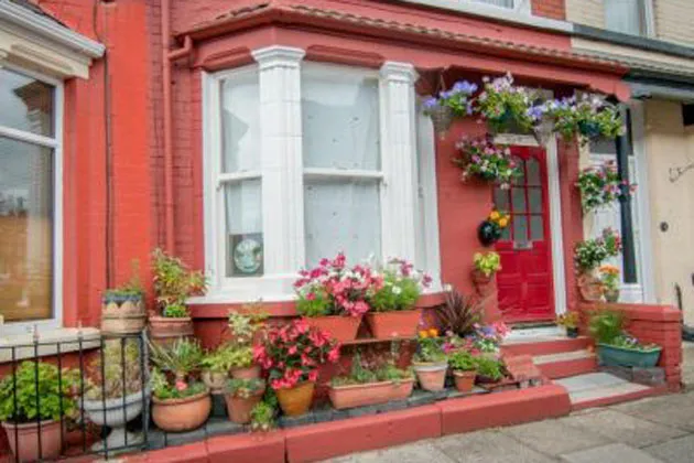 Rumah merah bersejarah. @www.ultimateclassicrock.com