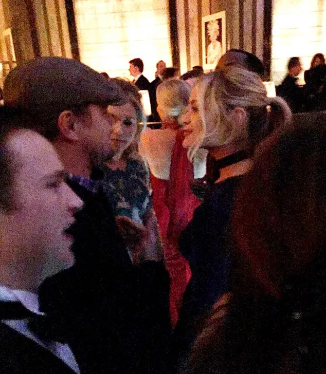 Leonardo dan Laura Whitmore ketahuan saling berbisik-bisik © Dailymail.co.uk/The Sun