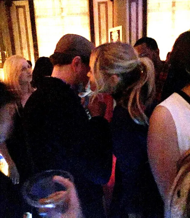 Leonardo dan Laura Whitmore ketahuan saling berbisik-bisik © Dailymail.co.uk/The Sun