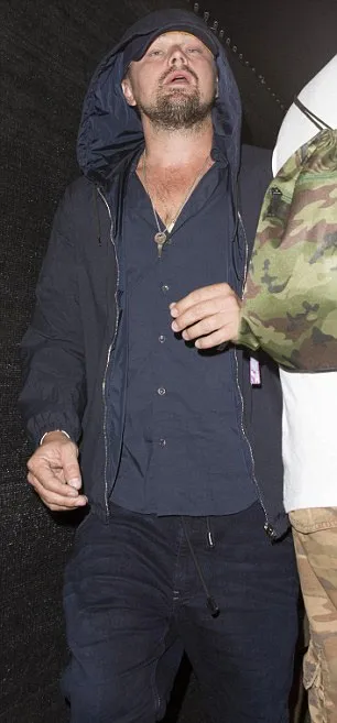 Leonardo DiCaprio tertangkap kamera di Coachella © Dailymail.co.uk/splashnews