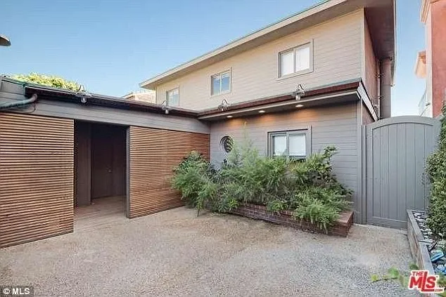 Penampakan depan rumah DiCaprio yang dijual © MLS/dailymail.co.uk