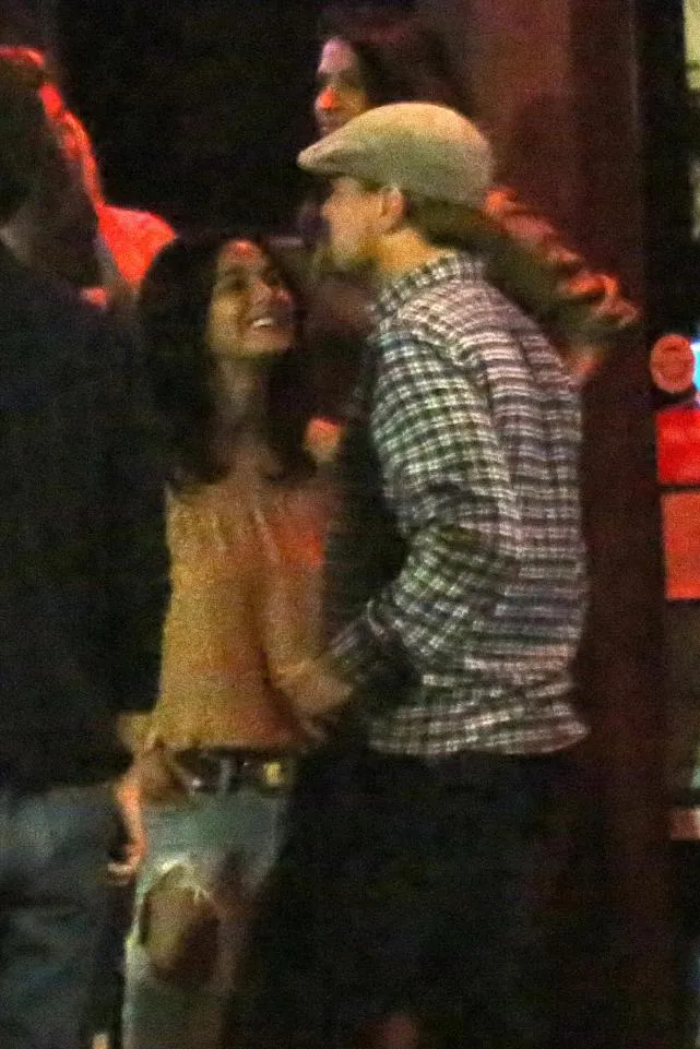 Inilah momen saat Leo sedang flirting dengan wanita lain © thesun.co.uk