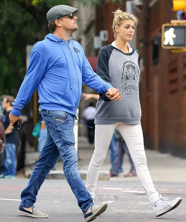DiCaprio gandeng mesra Kelly © Splashnews.com