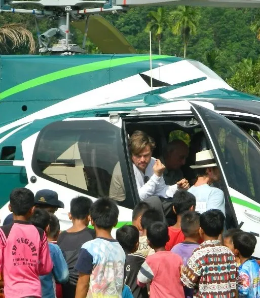 Leonardo DiCaprio mendarat di Aceh pakai Helikopter © gunungleuser.or.id