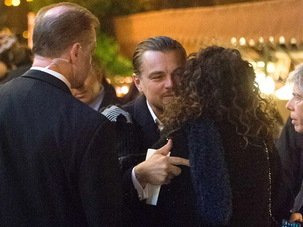 Leo mencium fans yang baru saja memberinya surat © people.com/splashnews