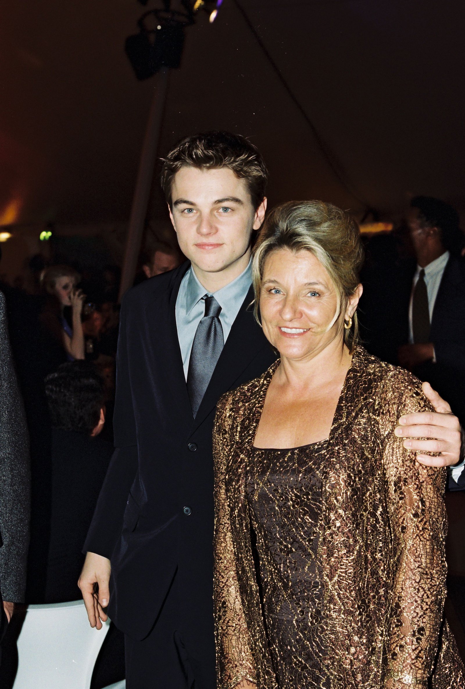 Leo memilih menggandeng sang ibu saat premiere TITANIC di tahun 1997 © peoplecom