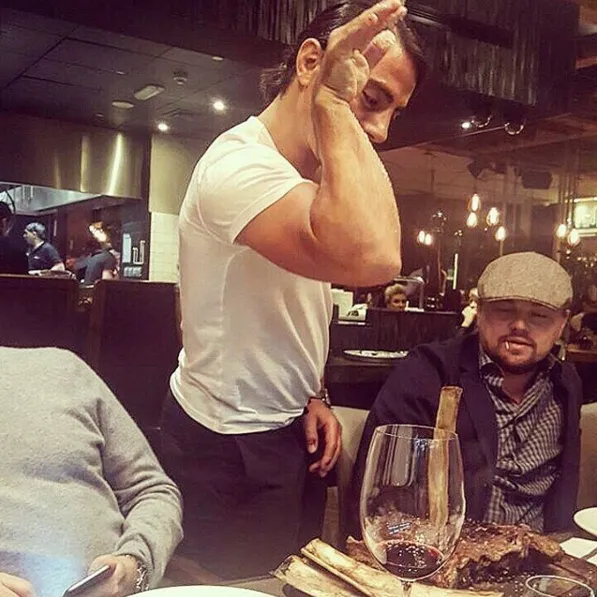 Leonardo DiCaprio terhipnotis oleh kelihaian Salt Bae dalam menaburkan garam © instagram.com/nusr_et