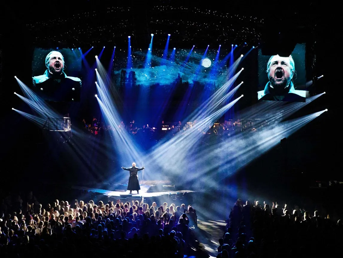 Set panggung megah di Les Miserables: The Arena Spectacular. (Danny Kaan)
