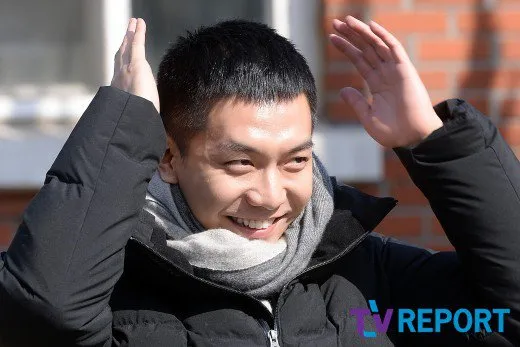 Lee Seung Gi menjalani wajib militer. ©Tv Report