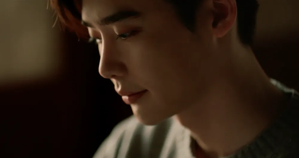 Lee Jong Suk bikin pemirsa sedih saat menonton MV Love Is. ©soompi.com