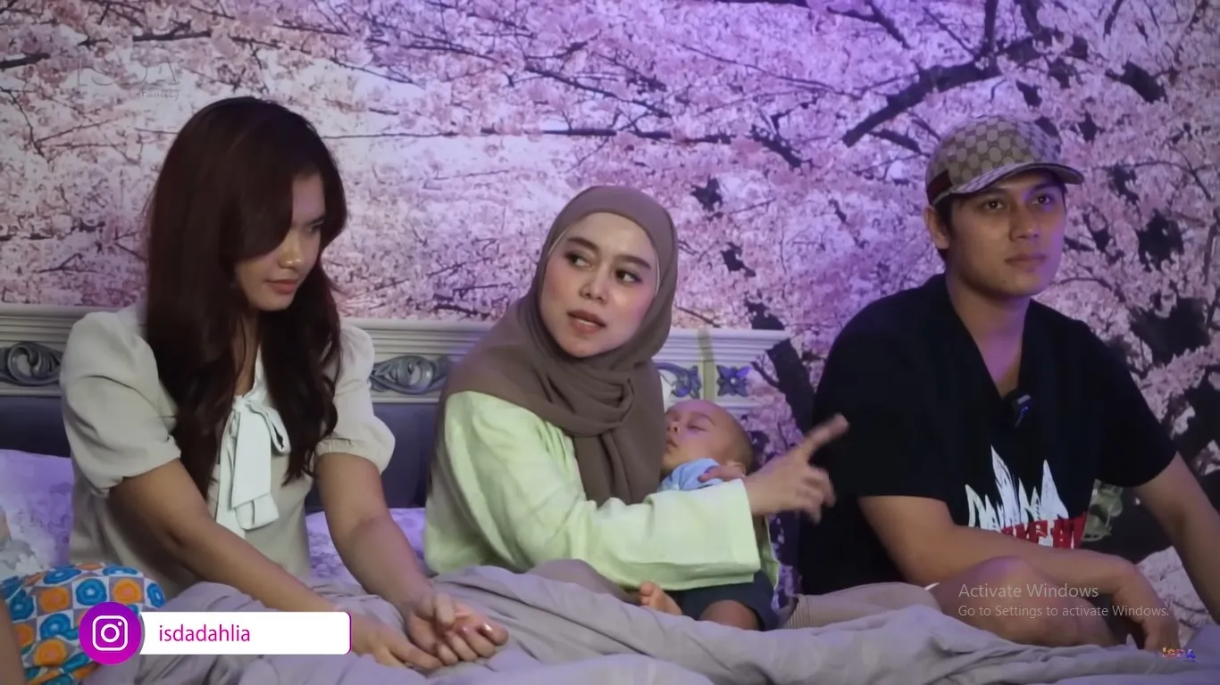 Rizky Billar dan Lesti Kejora di Youtube Iis Dahlia (Credit: Youtube/ Isda Family)