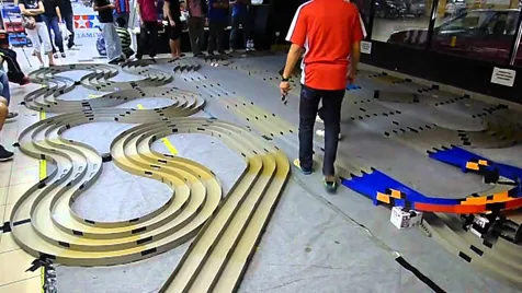 Harusnya track Tamiya yang wajar seperti ini © YouTube