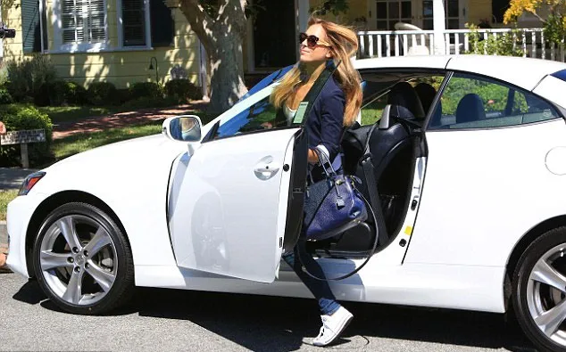 Christine pamer mobil baru © Daily Mail