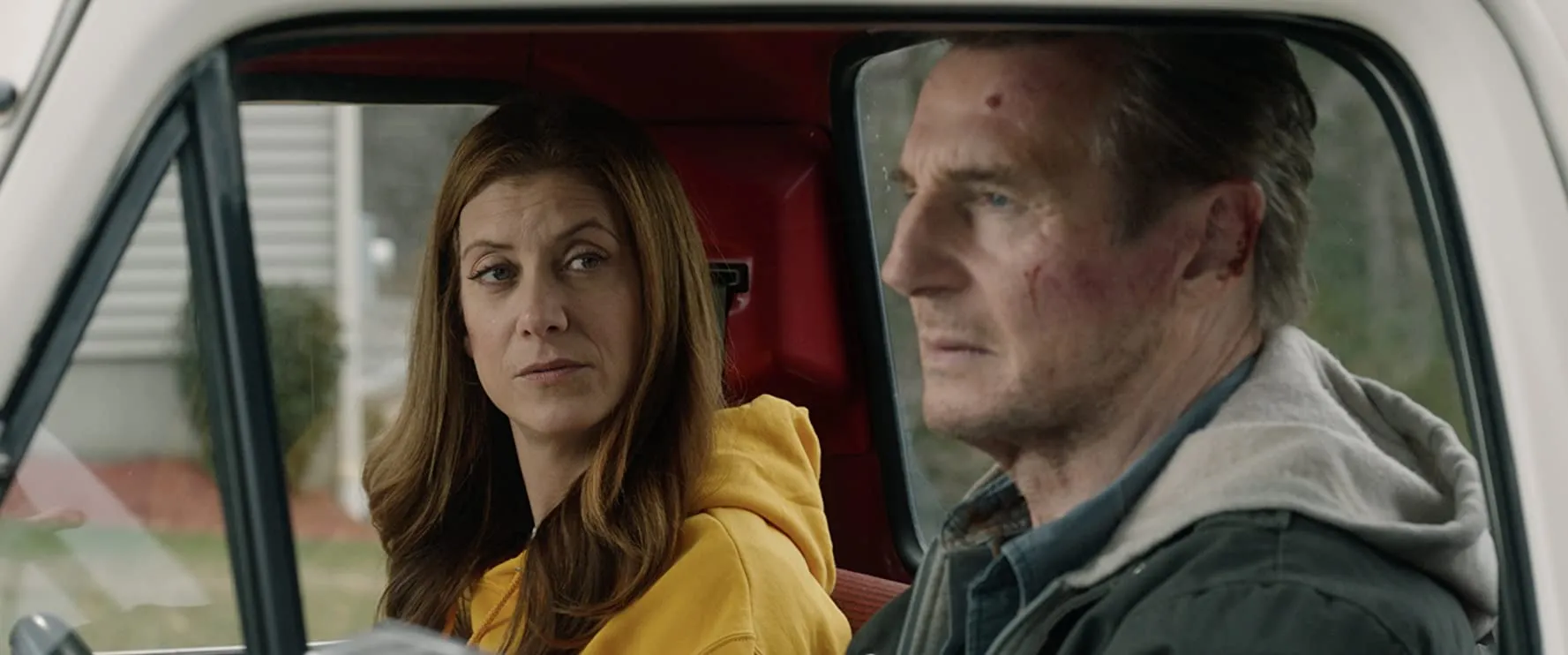 Kate Walsh dan Liam Neeson di Honest Thief. ©Open Road Films via IMDb