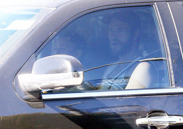 Liam Hemsworth menunggu Miley di mobil © Dailymail.co.uk
