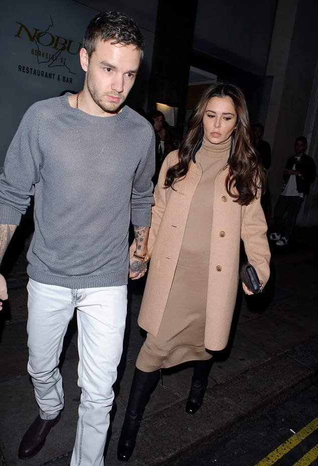 Cheryl sembunyikan perut buncitnya © dailymail.co.uk