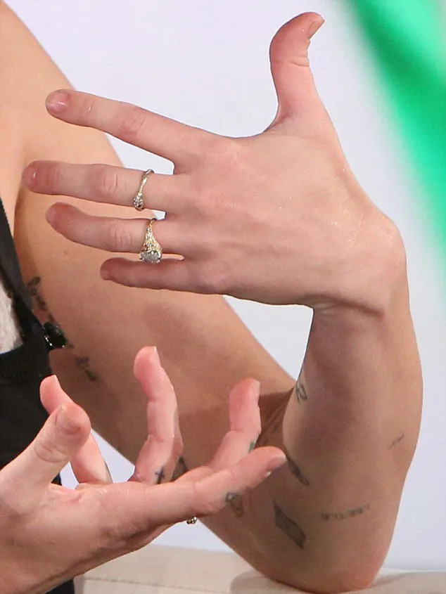Inilah cincin tunangan yang tak disukai Miley © dailymail.co.uk