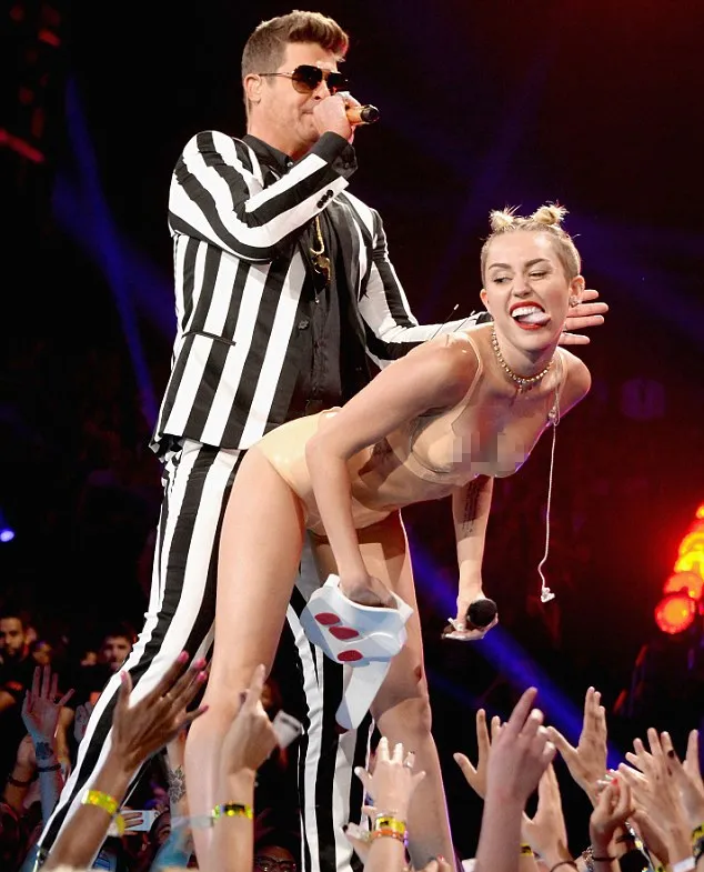 Aksi kontroversial Miley @ dailymail.co.uk