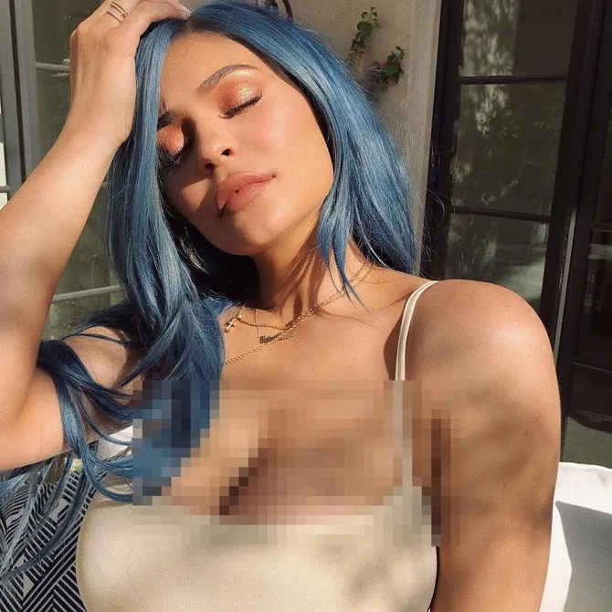 Warna rambut blue denim Kylie Jenner (credit : instagram.com/life.kylie)