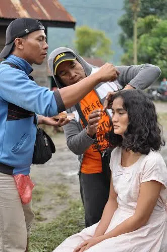 Persiapan Atiqah untuk perannya sebagai Likas. (Abbas Adi Nugroho)