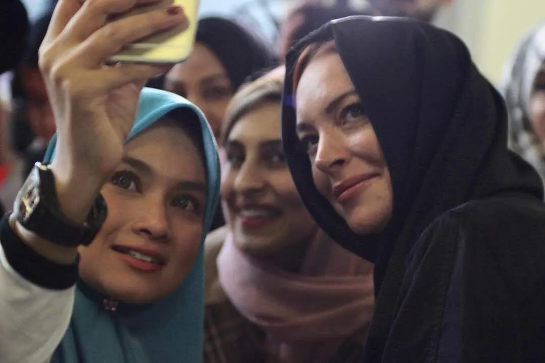 Lindsay kenakan kain kerudung di event London Modest Fashion Week © instagram.com/aidijuma