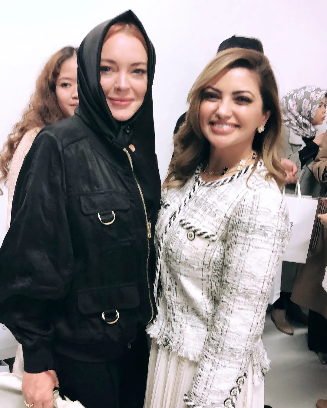 Lindsay foto bareng salah satu desainer asal Arab Saudi © instagram.com/shoesanddrama