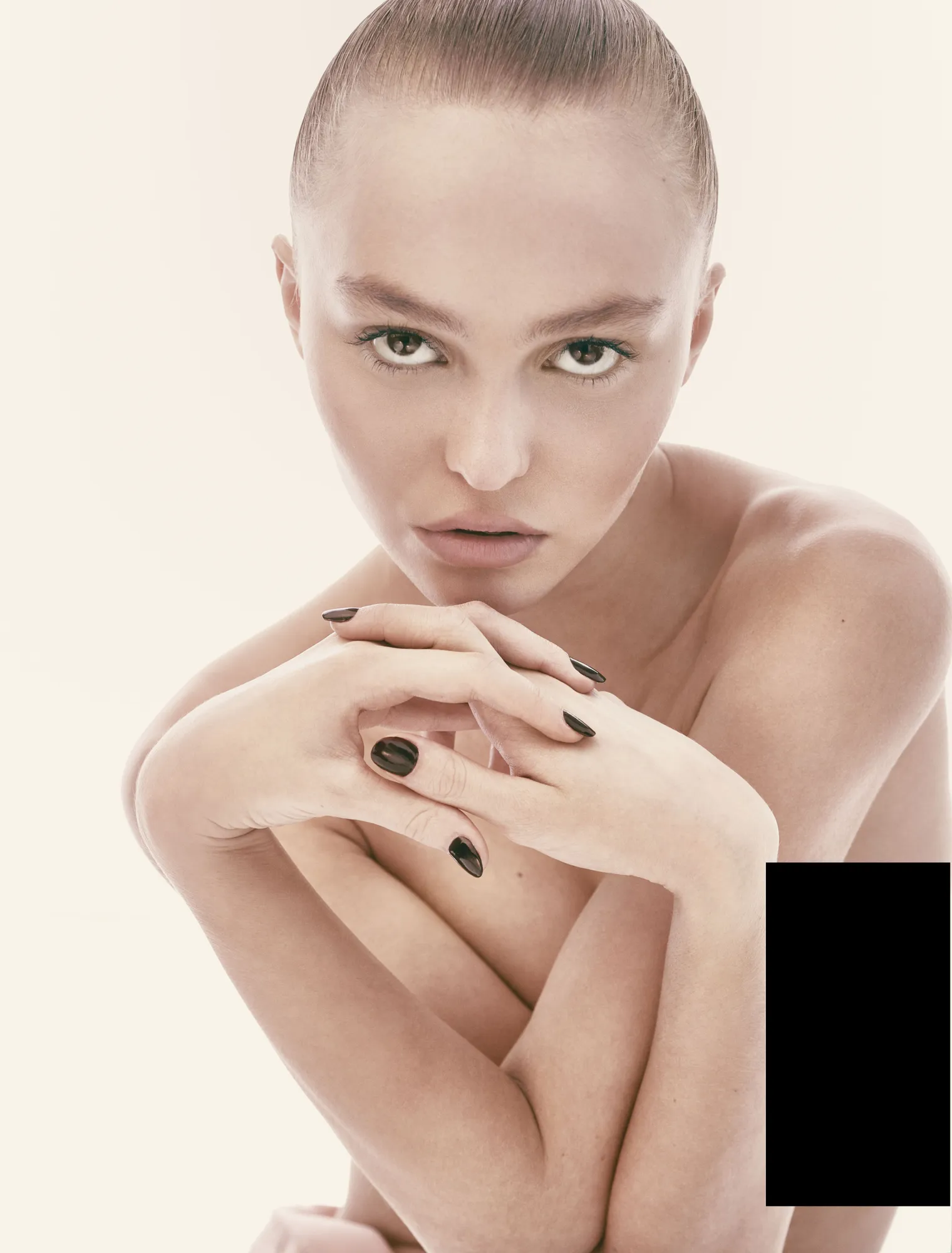 Lily nekat berpose topless © people.com