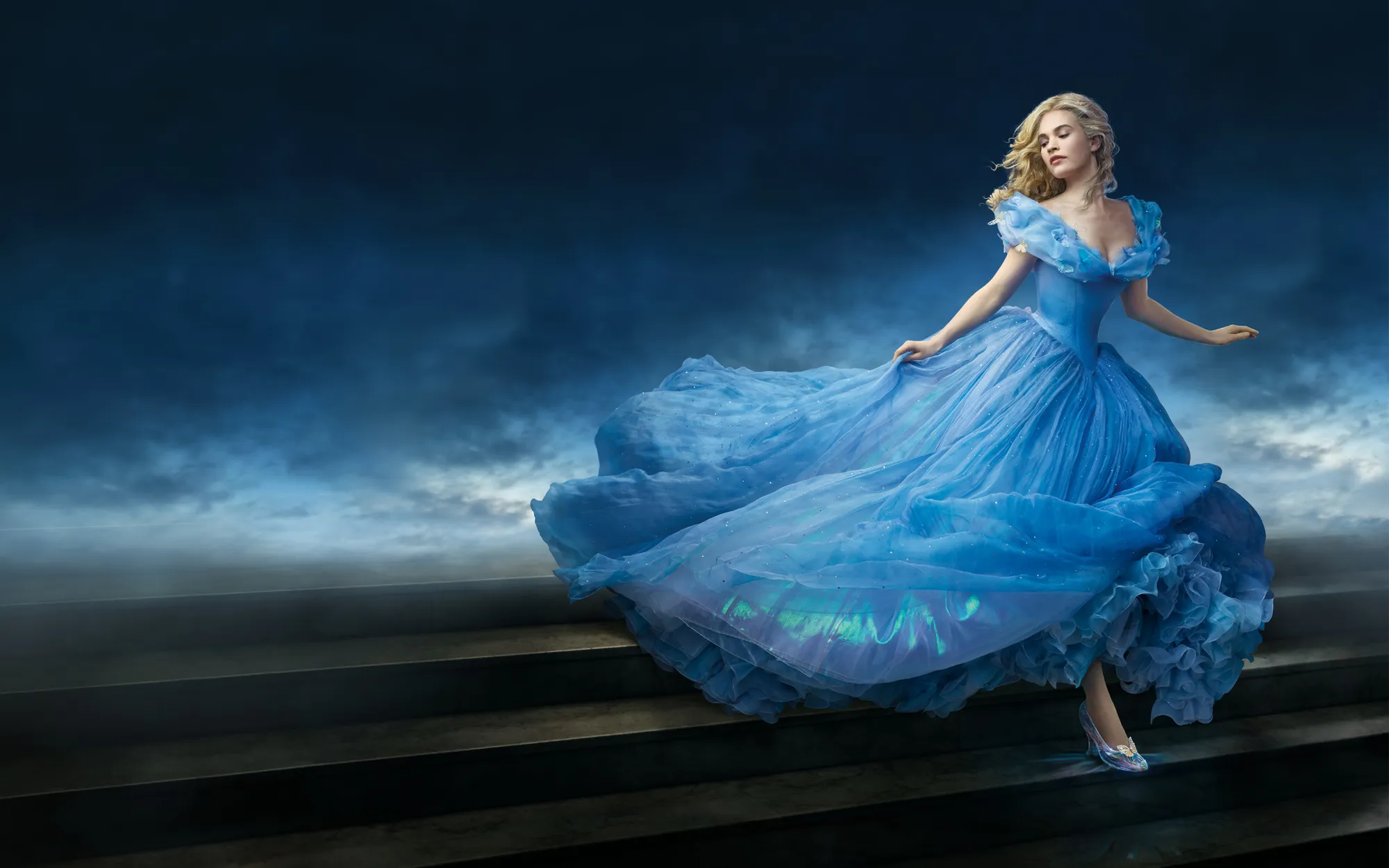 Sepatu kaca Cinderella yang mahal, tapi untuk adegan ini Lily james tak pakai yang asli © Disney