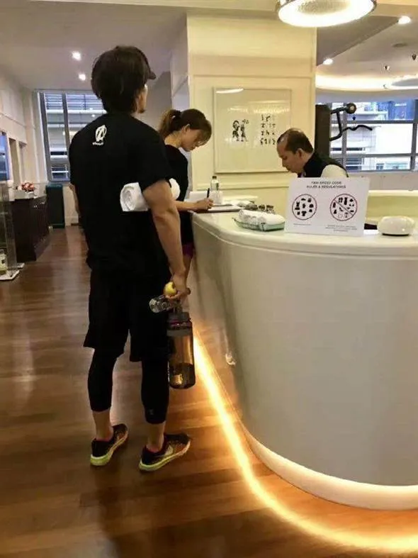 Jerry Yan dan Lin Chi Ling terlihat di gym hotel bersama. © dramafever.com