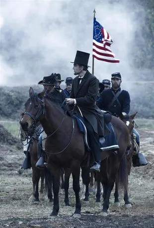 Tak hanya berjaya di ajang penghargaan, LINCOLN juga berjaya di box office.