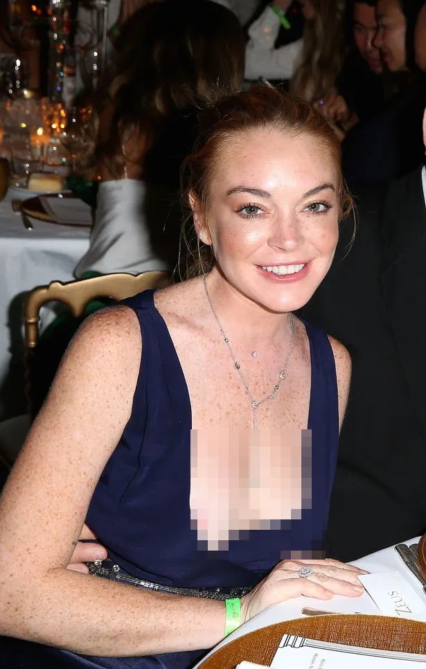 Lindsay Lohan alami nipslip @ Mirror.co.uk