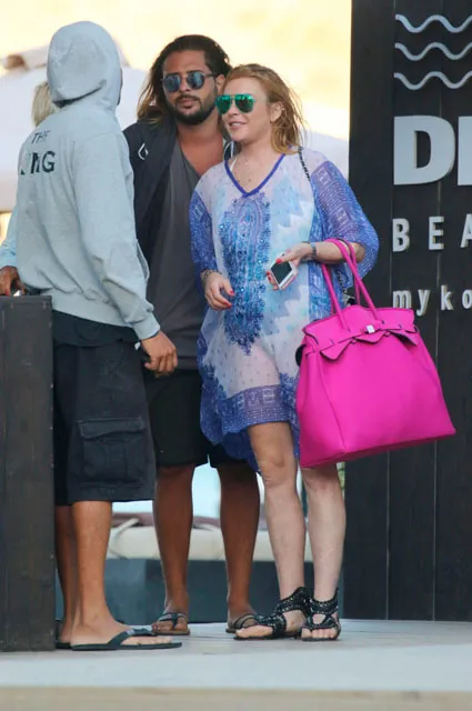 Lindsay Lohan tertangkap kamera kencan dengan pria © frivolette.com